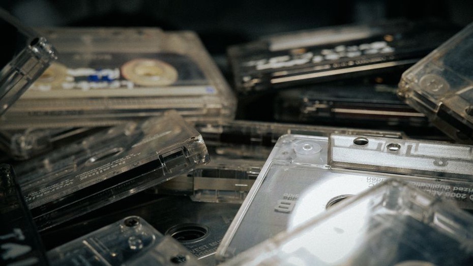 Compact demo records arranged for keyboard browsing