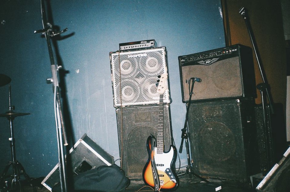 Guitar and amplifier waiting on a club stage